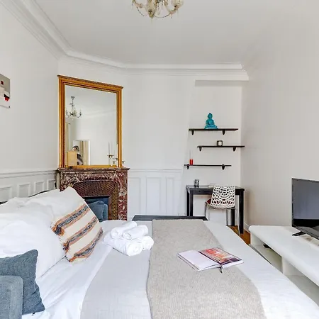 Bnbnova - Stylish 1br Steps From Le Marais & Montorgueil Apartmán